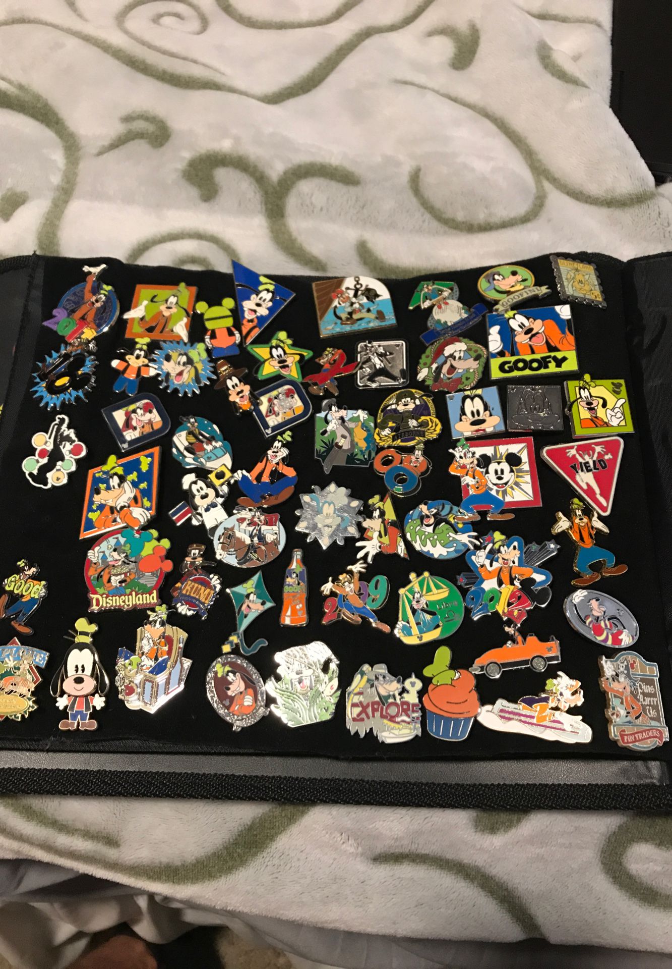 Disney pins Goofy (PRICES VARY by pin)
