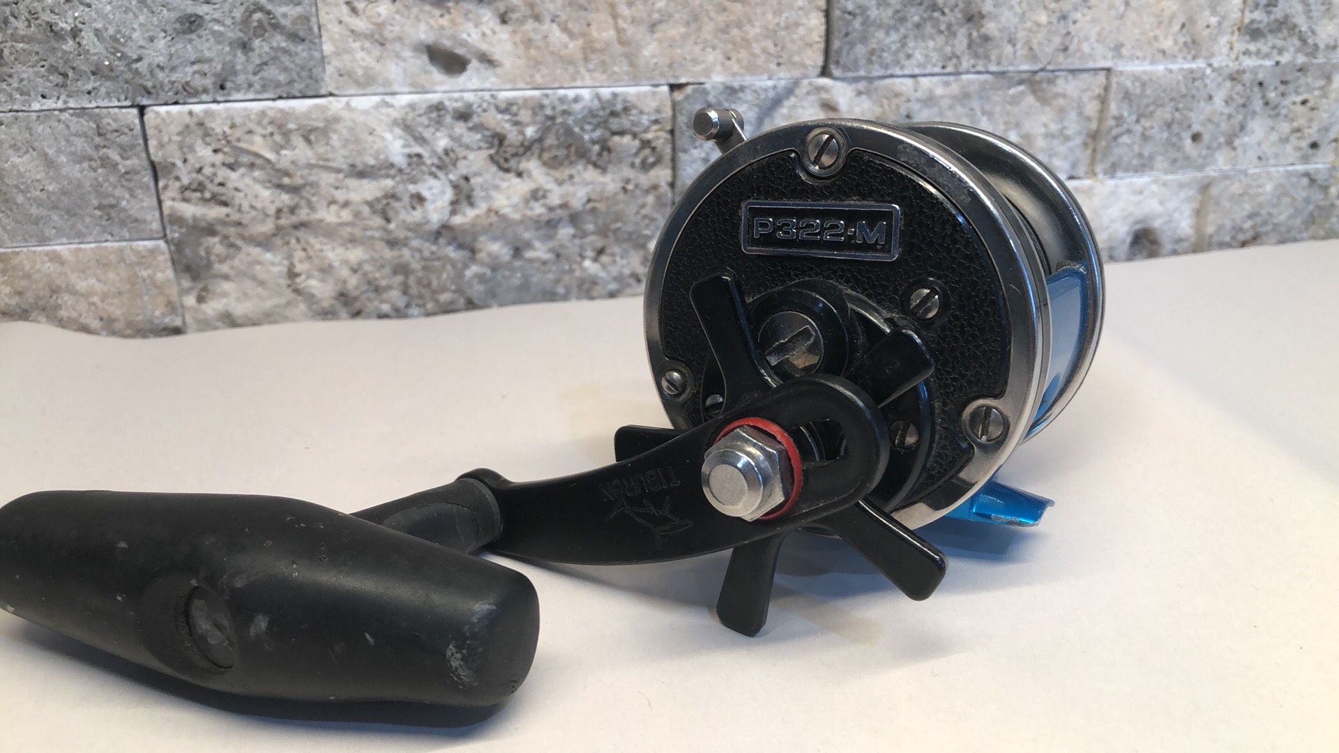 NEWELL P-332M Conventional Reel with Tiburon Power Handle and BLUE