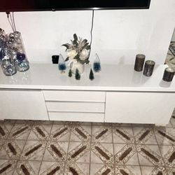White Modern TV Console / Media Stand – Great Condition (One Drawer Issue)