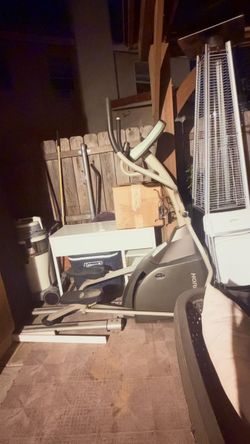 FREE  EXERCISE/ WHITE DESK