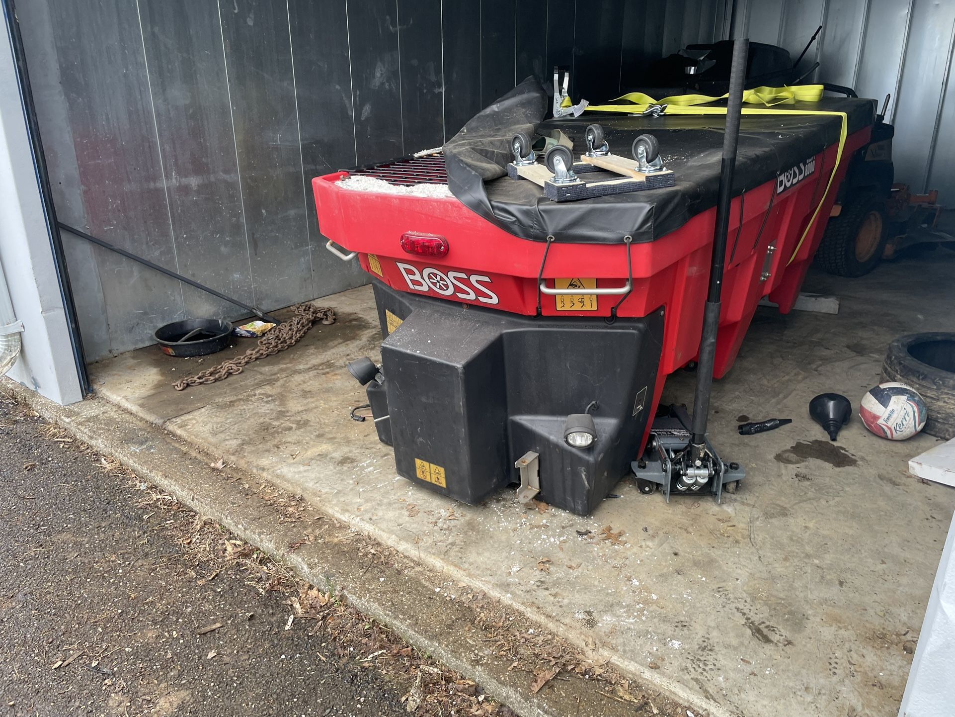 Boss VBX 8000 Salt spreader