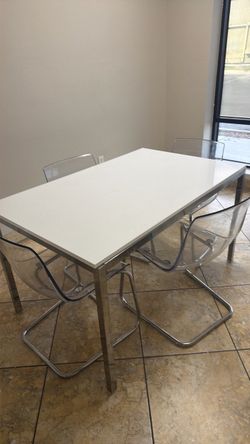 Table with chairs ( mesa con sillas, incluidas)