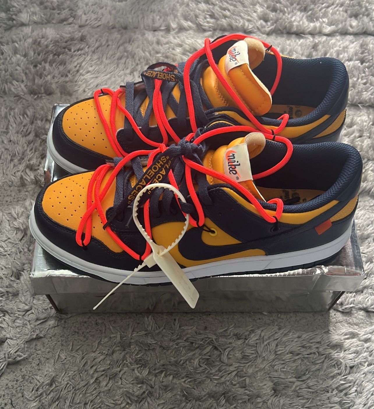 Nike dunk low Off-White university gold