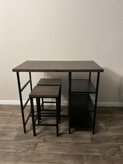 Small table And Chairs