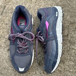 BROOKS Addiction 12 Running Shoes Womens Medium Black & Purple size 9.5