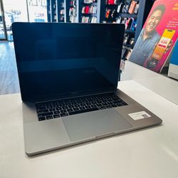 MacBook 15 2018 16 gb ram i7 1tb