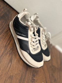 Calvin Klein Black and White Sneakers talla 7 1/2