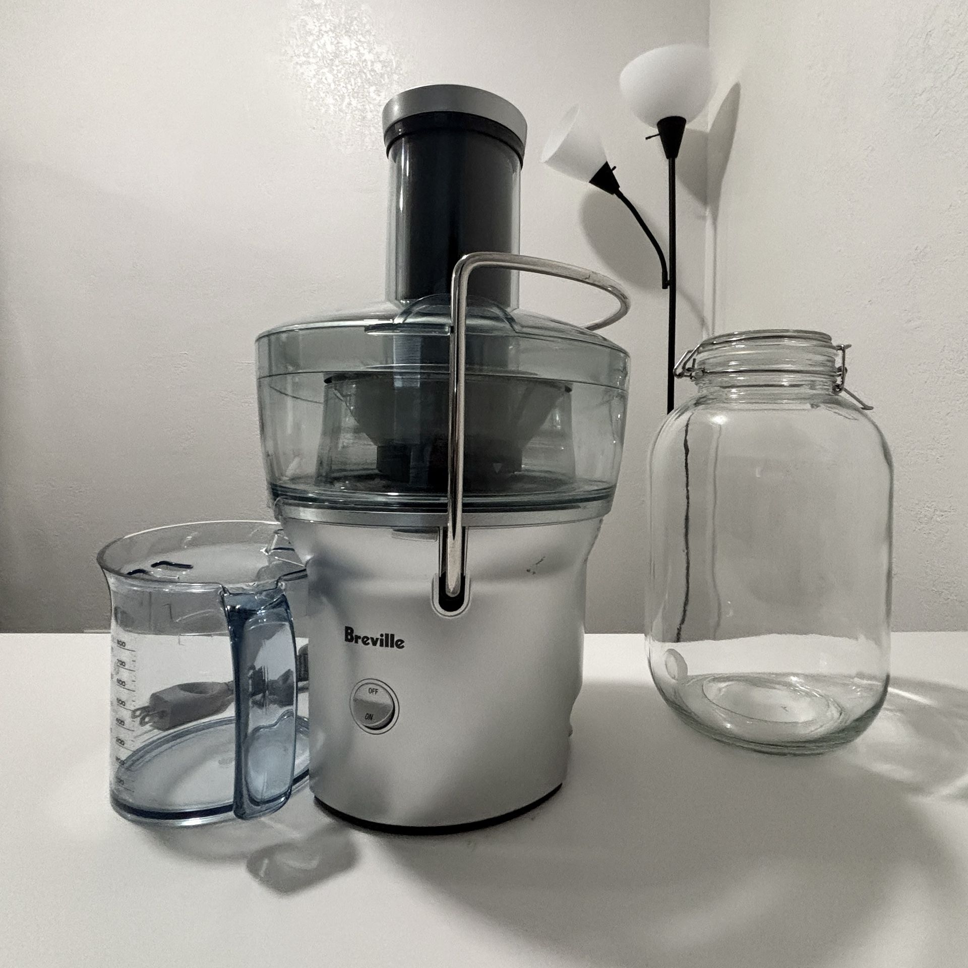 Breville Juicer + 1 Gallon Glass Jar (Free)