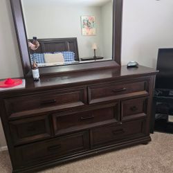 Queen Bedroom Furniture Set