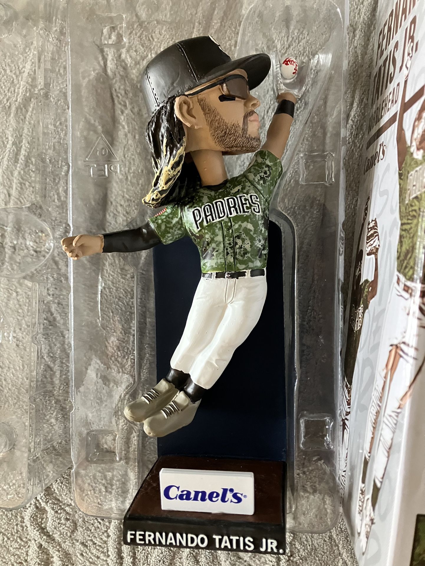 FERNANDO TATIS PLATINUM GLOVE BOBBLEHEAD