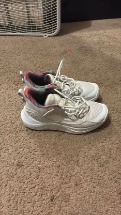 Youth basketball shoes size 8