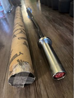 BRAND NEW IN SEALED BOX 22lb curling bar for 2” weights . 300lb weight capacity.