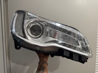 Chrysler 300C right Headlight chrome