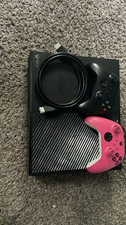 Xbox 1 2 controllers & cords