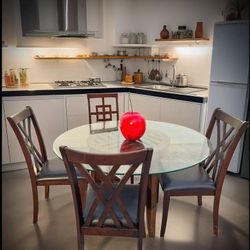 Beautiful Glass dining table with 4 Leather Chairs 