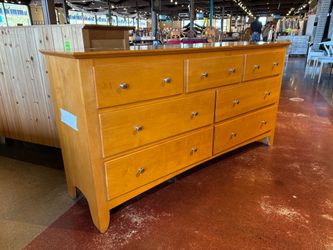 Minimalist Honey Wood 7-Drawer Dresser