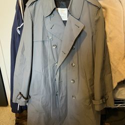 London Fog Trench Coat    Excellent Condition  Gray Waterproof Removable Liner Size 40