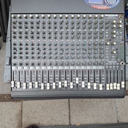 Makie 16 Channel In Good Condition
