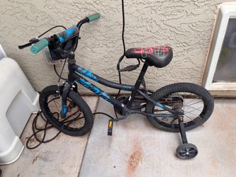 Kids bike w training wheels