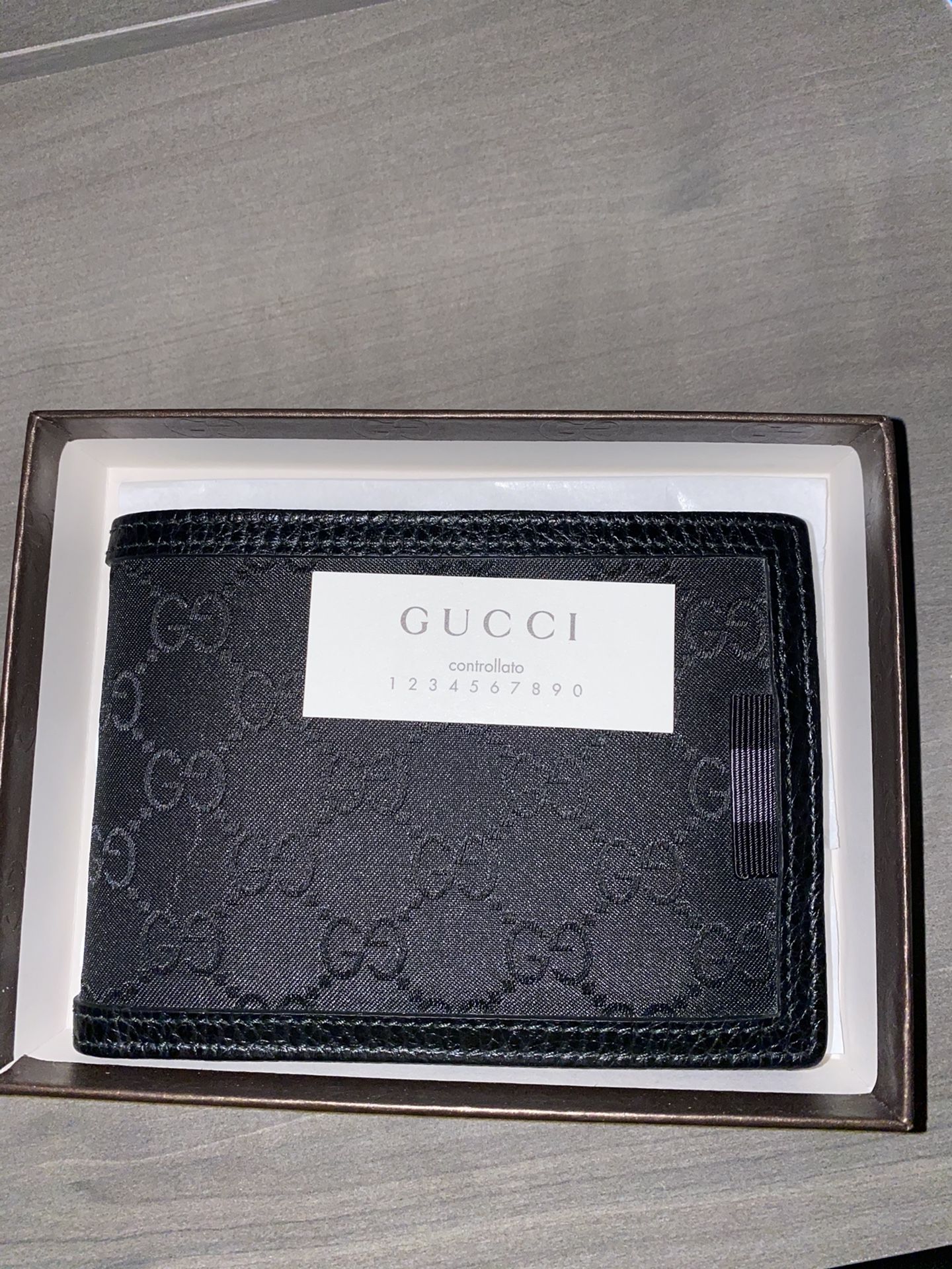 Men’s Gucci Bi-Fold Gucci Wallet