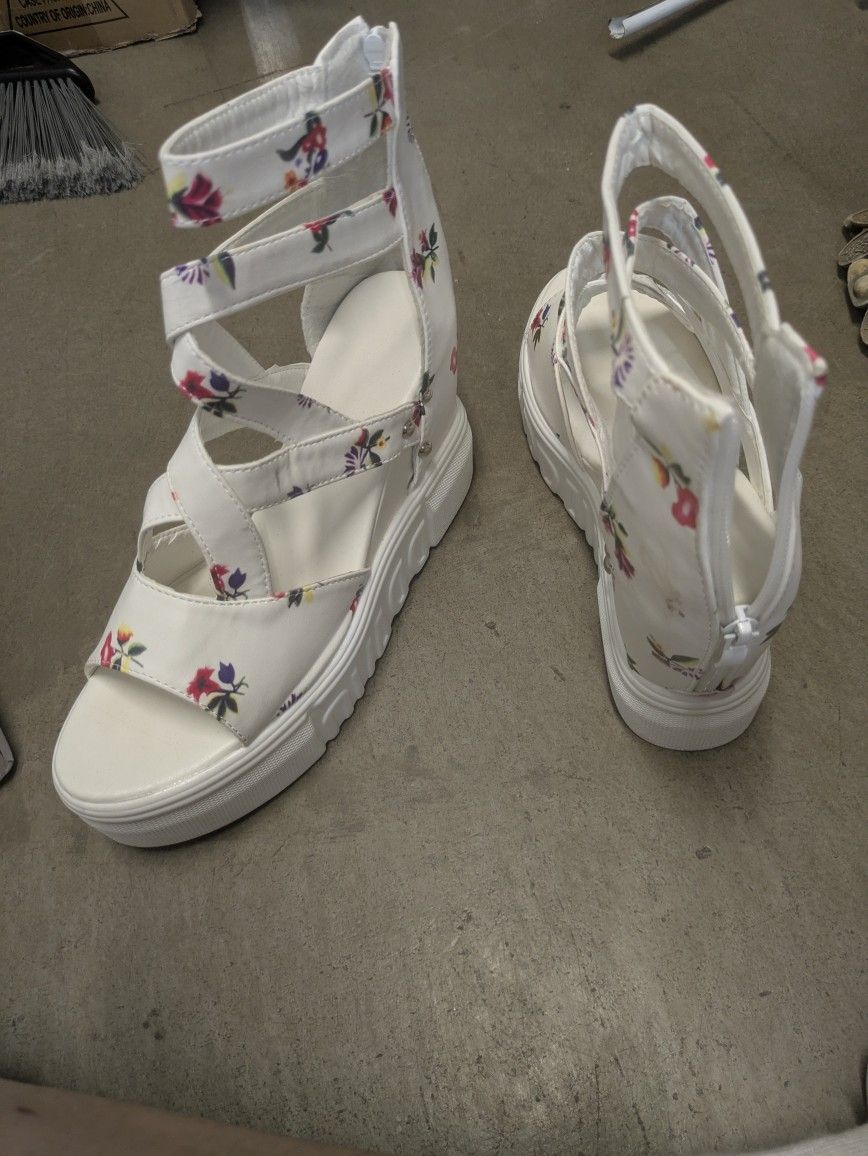 Brand New Sandals Size 90/42