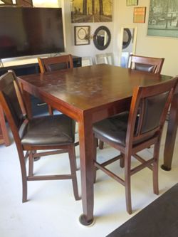 Dining table w/4 padded chairs
