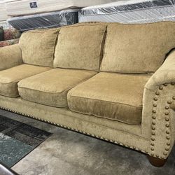 COUCH  CLEAN AND COMFORTABLE 🚚🚚FREE DELIVERY🚚🚚