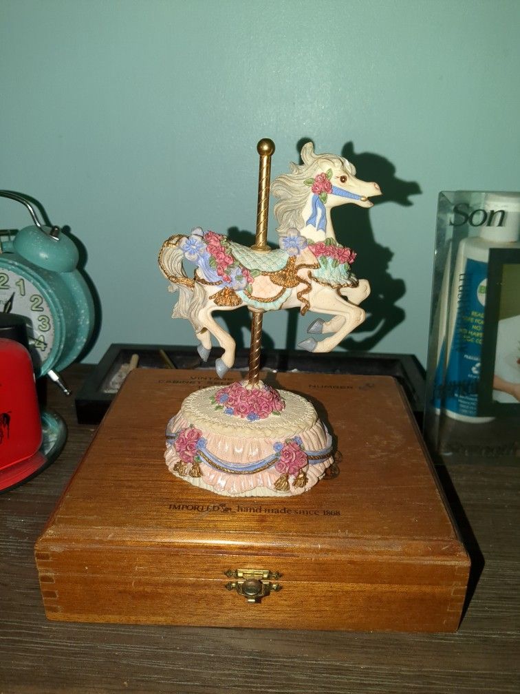 Victorian Treasures, Musical box, plays "I left my heart in San Francisco" ORIG