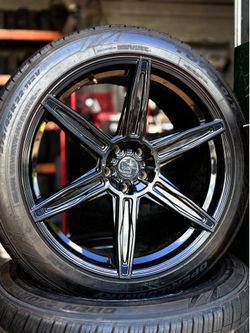 Range Rover 275/45R22 112V Tire with Black Wheel