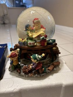 Musical Water Globe Santa Claus Is Coming Town 
