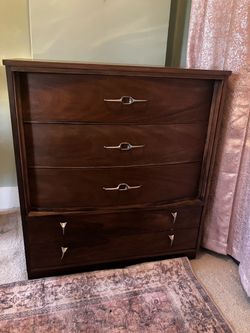 Antique dresser / chest of drawers