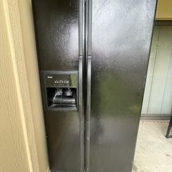 Kenmore Fridge w/ Freezer & Ice Dispenser