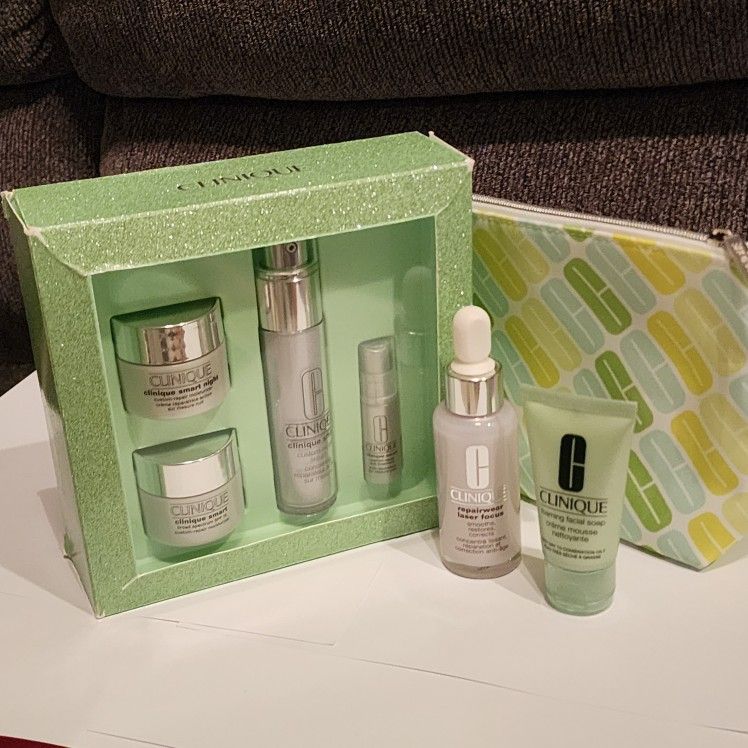 Clinique smart custom repair giftset with makeup bag and extras