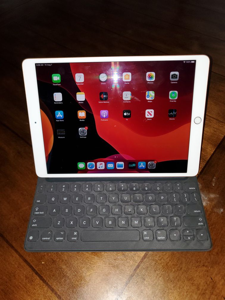 iPad Air 3rd Gen 256gb with Apple iPad Smart Keyboard