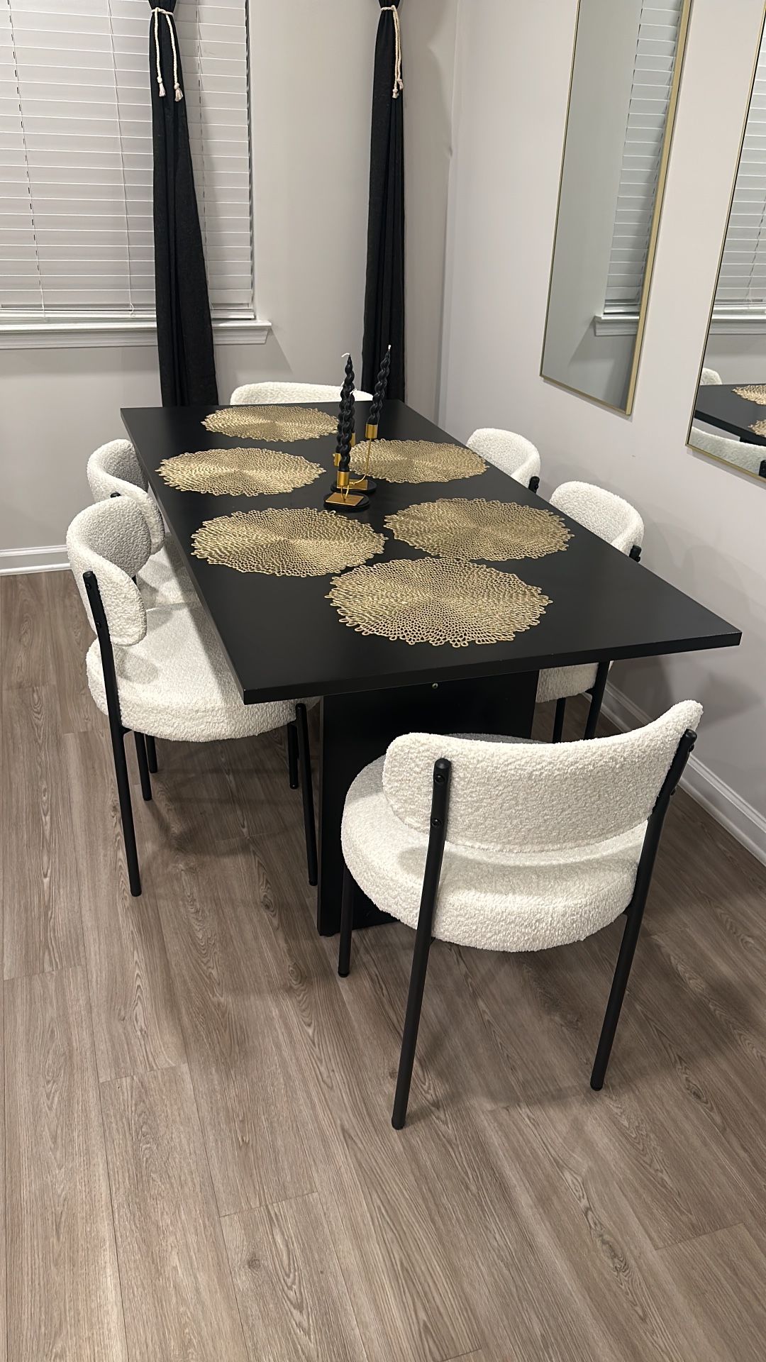 Dinning Table And Chair Set . 6 Chairs 1 Table