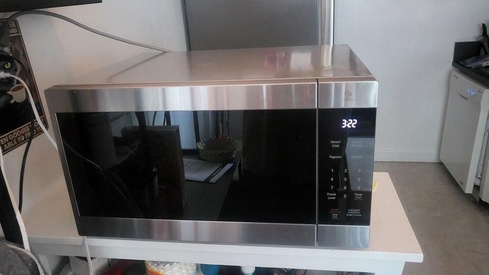 LG Microwave - Like New