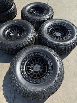 Vendo set de rines lock off-road nuevos con llantas nuevas commander 295/70/17 con 50,000 millas de garantía
