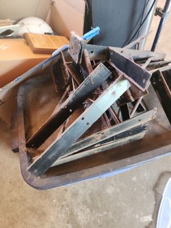 Gate straightening brackets