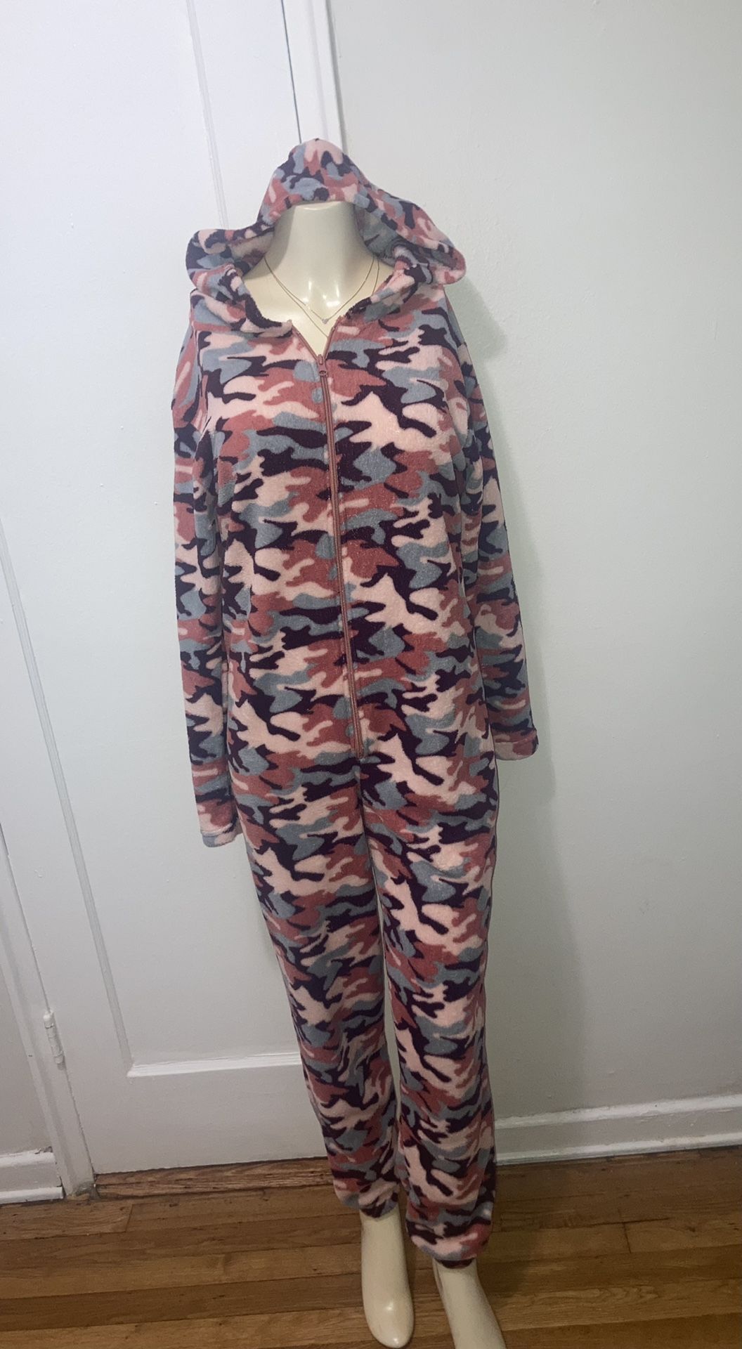 Rue 21 size medium onesie camouflage camo full body sleepwear sleep rue21