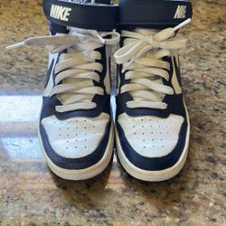 Nike Kids' Grade School Court Borough Mid 2 Shoes. In great used condition.