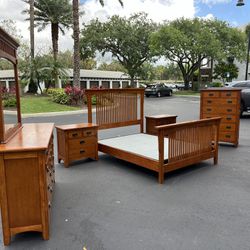 BEAUTIFUL SET QUEEN REAL WOOD W BOX SPRING / DRESSER W MIRROR / CHEST & TWO NIGHTSTAND - BY VIETINAM FURNITURE - PERFECT CONDITION - Delivery Availabl