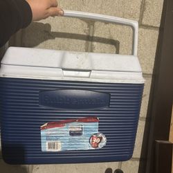 Rubbermaid 24 Quart (22.7 L) Modern Blue Personal Cooler 