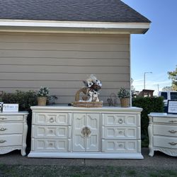 Dresser & nightstands 