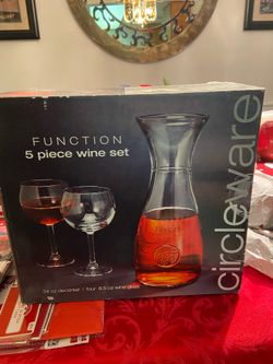 Glass Decanter w/ 4 small wine glasses