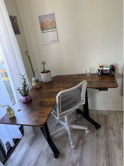 L-shaped adjustable height corner desk and bungee cord office chair