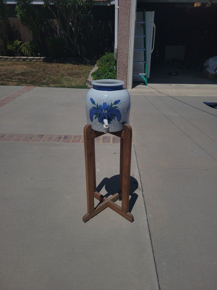 Ceramic water dispenser with a wooden stand