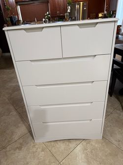 White chested drawers