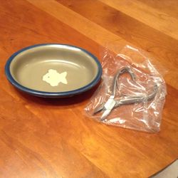 Ceramic cat dish and clippers
