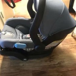 UPPAbaby mesa infant car seat + Base