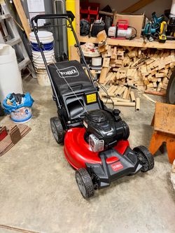 LIKE NEW - Toro Self Propelled LawnMower lawn Mower